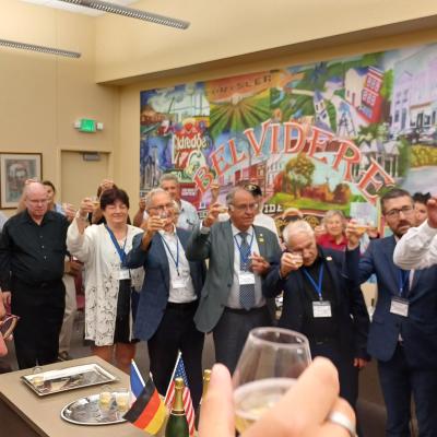 Ein Toast Auf Die Freundschaft